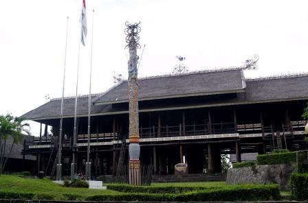 lamin-house-dayak-east-borneo-traditional-house KALTIM